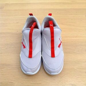 NWT puma girl sneaker size 2.5 big kids